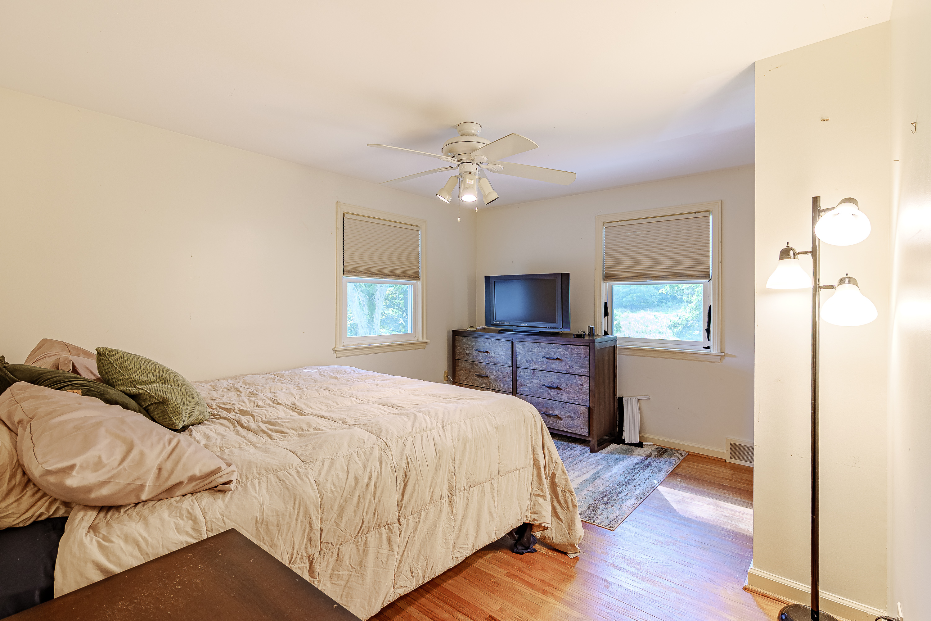 Additional residence and barn photograph 33