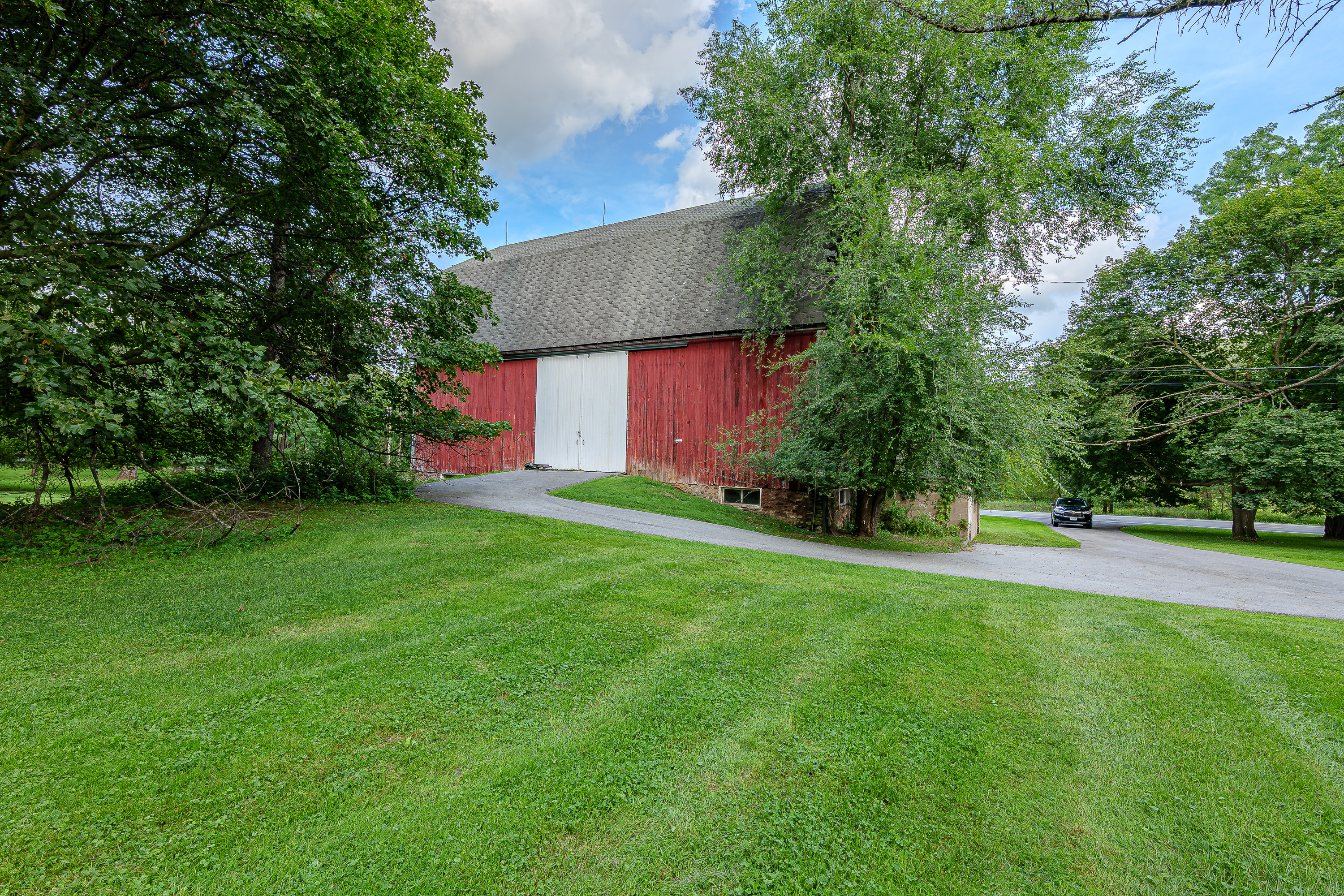 Additional residence and barn photograph 44
